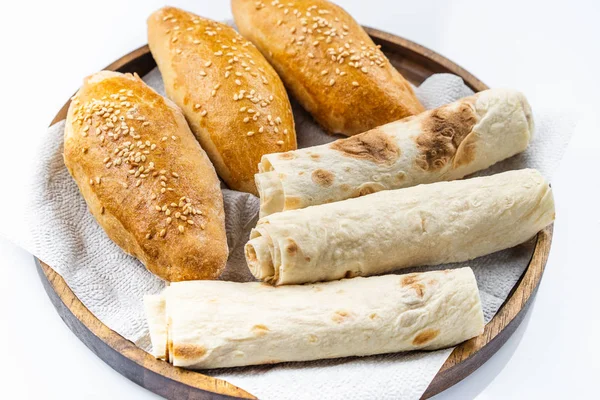 Viele verschiedene Brote und Brötchen von oben geschossen. — Stockfoto