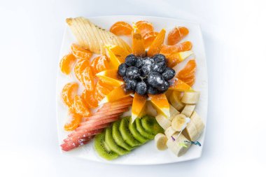 Beyaz plaka beyaz arka plan üzerinde - sağlıklı gıda tarzı izole karışık meyve