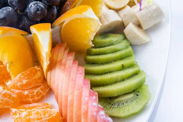 Ovocné směsi v bílé plotně izolovaných na bílém pozadí - zdravé potraviny styl — Stock fotografie