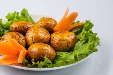 Izgara ızgara soslu ızgara mantar kebabıyla ızgara şiş.