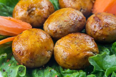 Izgara ızgara soslu ızgara mantar kebabıyla ızgara şiş.