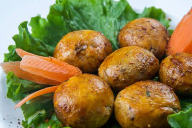 Izgara ızgara soslu ızgara mantar kebabıyla ızgara şiş.