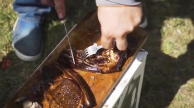 Şef ağır çekimde bıçakla çiğ et keser..