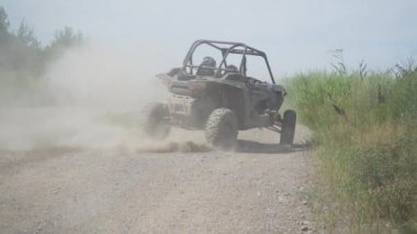 Atv motorcu başında yüksek hız, kir ve toz tekme girer. Ağır çekim yakın çekim