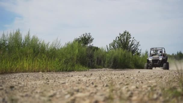 Biker on ATV enters the turn at high speed, kicking up dirt and dust. Slow motion Close up — Stock Video