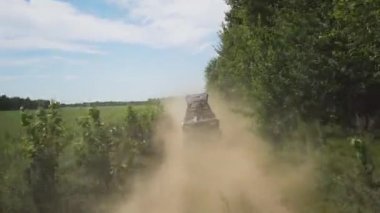 ATV ile tozlu bir yolda gidiyor. çamur yayılıyor. ağır çekim