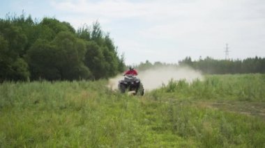 ATV ile tozlu bir yolda gidiyor. çamur yayılıyor. ağır çekim