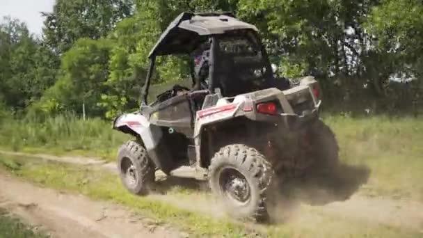 ATV monta em uma estrada empoeirada. espalhando lama. câmara lenta — Vídeo de Stock