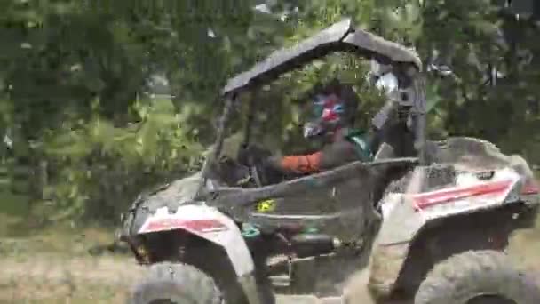 ATV едет по пыльной дороге. распространять грязь. замедленное движение — стоковое видео