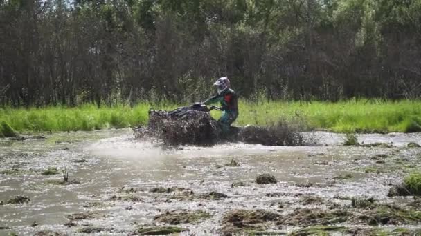 ATV bataklık, su, çamur ve çamur sürücü. ağır çekim — Stok video