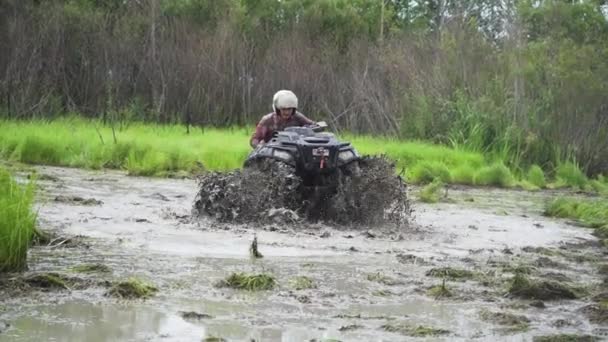 Conduce ATV a través de pantano, agua, barro y barro. cámara lenta — Vídeos de Stock