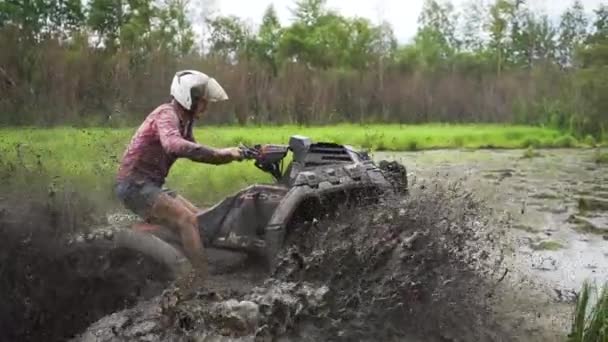 Guidare ATV attraverso palude, acqua, fango e fango. rallentatore — Video Stock