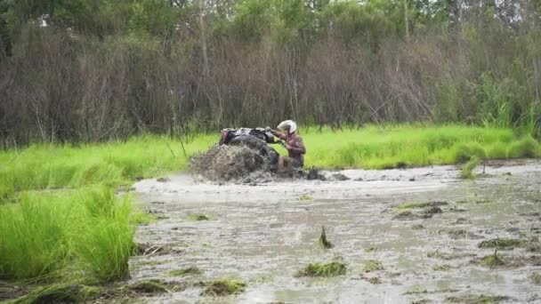 驾驶 Atv 穿过沼泽、水、泥和泥。慢动作 — 图库视频影像