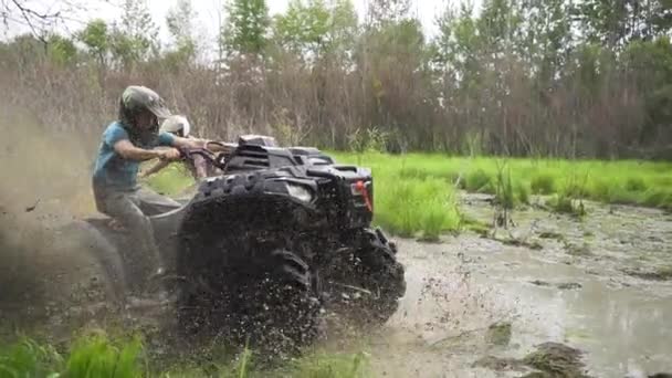 Conduce ATV a través de pantano, agua, barro y barro. cámara lenta — Vídeo de stock