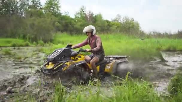 Guidare ATV attraverso palude, acqua, fango e fango. rallentatore — Video Stock