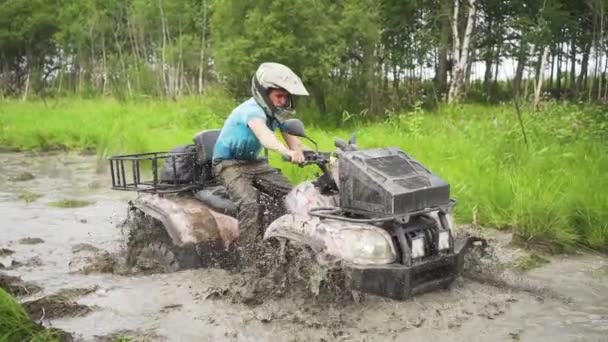 Atv door moeras, water, modder en modder rijden. Slow motion — Stockvideo