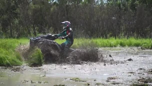 Везите квадроцикл через болото, воду, грязь и грязь. замедленное движение — стоковое видео