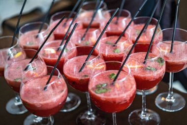 Birçok bardak sıcak şarap ve çeşitli alkollü içecekler