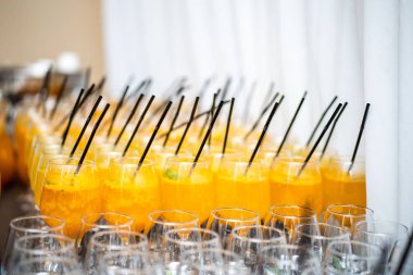 Birçok bardak sıcak şarap ve çeşitli alkollü içecekler