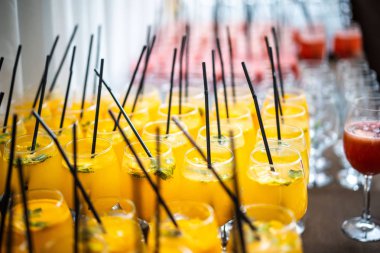 Birçok bardak sıcak şarap ve çeşitli alkollü içecekler