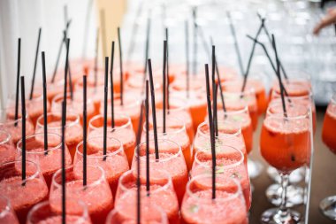 Birçok bardak sıcak şarap ve çeşitli alkollü içecekler