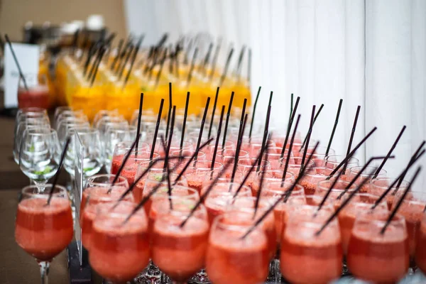 Muchas copas de vino caliente y varias bebidas alcohólicas —  Fotos de Stock