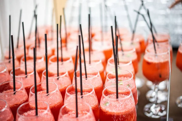 Molti bicchieri di vin brulè e varie bevande alcoliche — Foto Stock