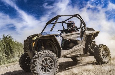 ATV macerası. Toprak yolda at arabası sürüşü. UTV