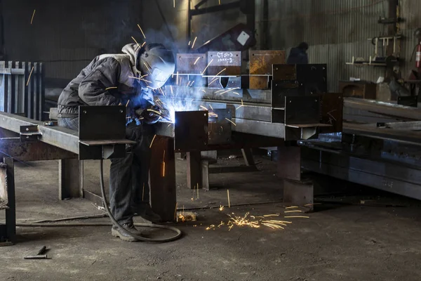 Soldadura con chispas por soldadura de arco con núcleo fluido de proceso, parte de soldador de acero industrial en soldador de fábrica Parte automotriz industrial en fábrica . —  Fotos de Stock