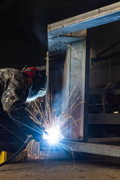 Soldadura con chispas por soldadura de arco con núcleo fluido de proceso, parte de soldador de acero industrial en soldador de fábrica Parte automotriz industrial en fábrica . —  Fotos de Stock