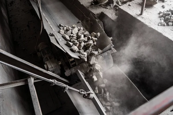 Industriegurtförderer, der Rohstoffe aus der Mine transportiert — Stockfoto