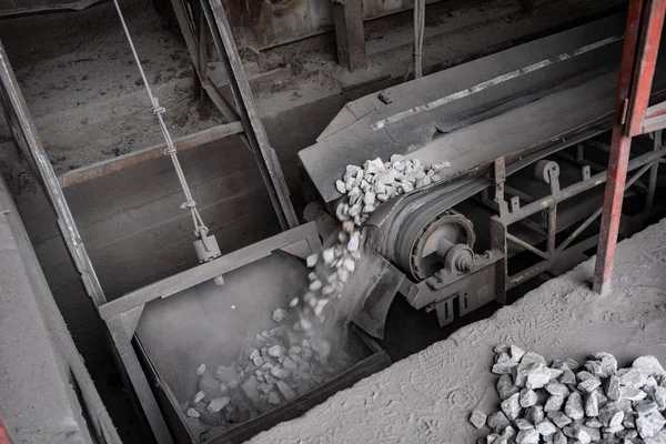 Industriegurtförderer, der Rohstoffe aus der Mine transportiert — Stockfoto