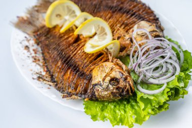 beyaz üzerine beyaz tabak ızgara sazan balık