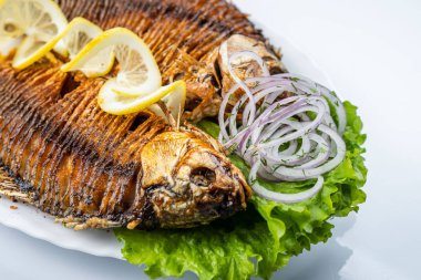 beyaz üzerine beyaz tabak ızgara sazan balık