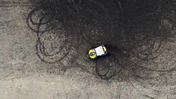 Fotografia aerea UTV, cavalcando in cerchio, gettando sporcizia sul campo. ripresa con il drone, rallentamento — Video Stock