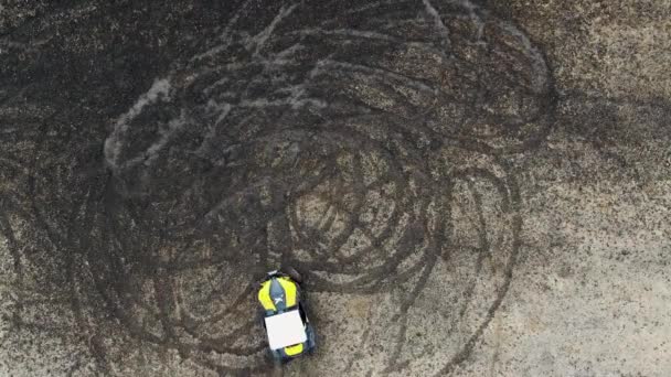 航空摄影 Utv, 骑在一个圆圈, 扔泥土在领域。用无人机射击, 减缓 — 图库视频影像