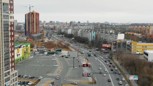 Russia Khabarovsk April 17, 2019 : cars go on the road in Khabarovsk in a residential area, cars in the yards of Khabarovsk. drone footage. — Stock Video