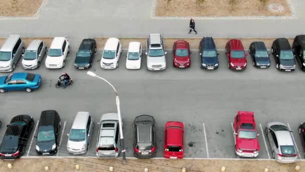 Rusland Khabarovsk april 17, 2019: auto's gaan op de weg in Khabarovsk in een woonwijk, auto's in de werven van Khabarovsk. Drone-opnames. — Stockvideo