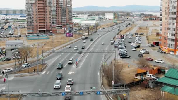 Rusko Khabarovsk Duben 17, 2019: auta jdou po silnici v Khabarovsku v obytném prostoru, v loděnicích v Khabarovsku. bzukot záběr. — Stock video