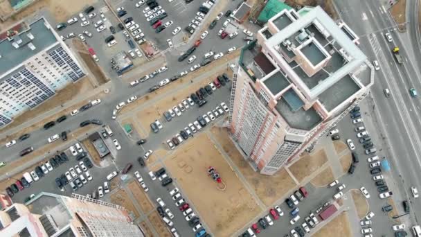 Rusland Khabarovsk april 17, 2019: auto's gaan op de weg in Khabarovsk in een woonwijk, auto's in de werven van Khabarovsk. Drone-opnames. — Stockvideo