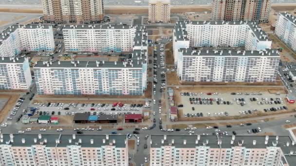 Rusko Khabarovsk Duben 17, 2019: auta jdou po silnici v Khabarovsku v obytném prostoru, v loděnicích v Khabarovsku. bzukot záběr. — Stock video