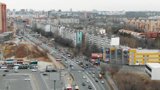 Russie Khabarovsk 17 avril 2019 : voitures vont sur la route à Khabarovsk dans un quartier résidentiel, voitures dans les chantiers de Khabarovsk. séquences de drone . — Video