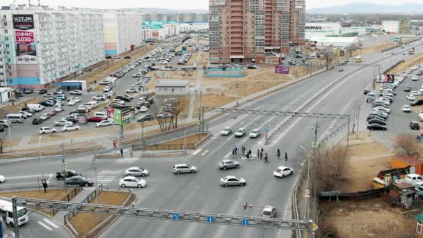 ロシアハバロフスク4月17、2019:車は、住宅地でハバロフスクの道路に行く、ハバロフスクのヤードで車。ドローン映像. — ストック動画