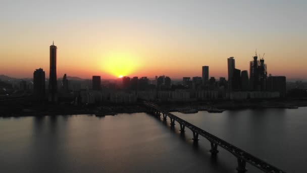 Luftaufnahme der Brücke und der Stadt am Fluss han in seoul, Südkorea. — Stockvideo