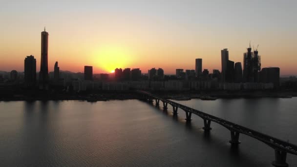 Vista aérea del puente y la ciudad de Seúl en el río Han en Seúl, Corea del Sur . — Vídeo de stock