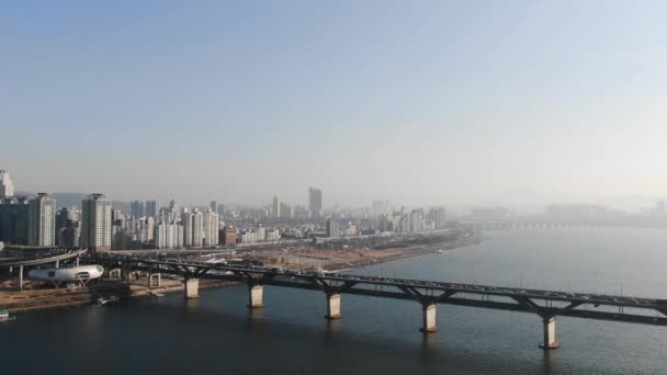 Veduta aerea paesaggio urbano di Seoul, Corea del Sud. Drone Veduta di Seoul con fiume, città e montagna. Seoul centro città skyline, Veduta aerea di Seoul — Video Stock