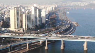 Seul, Güney Kore'nin havadan görünümü şehir manzarası. Nehir, şehir ve dağ ile Seul Drone Görünümü. Seul şehir silueti, Seul'ün havadan görünümü