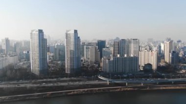 Seul, Güney Kore'nin havadan görünümü şehir manzarası. Nehir, şehir ve dağ ile Seul Drone Görünümü. Seul şehir silueti, Seul'ün havadan görünümü