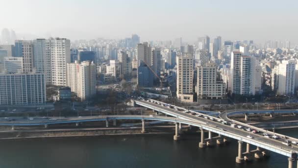 Vista aérea del paisaje urbano de Seúl, Corea del Sur. Drone Vista de Seúl con río, ciudad y montaña. Ciudad de Seúl skyline, Vista aérea de Seúl — Vídeos de Stock