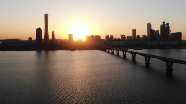 Безпілотний літальний апарат центр міста, золота вежа в Сеулі. Захід сонця. вилучений з трону — стокове відео